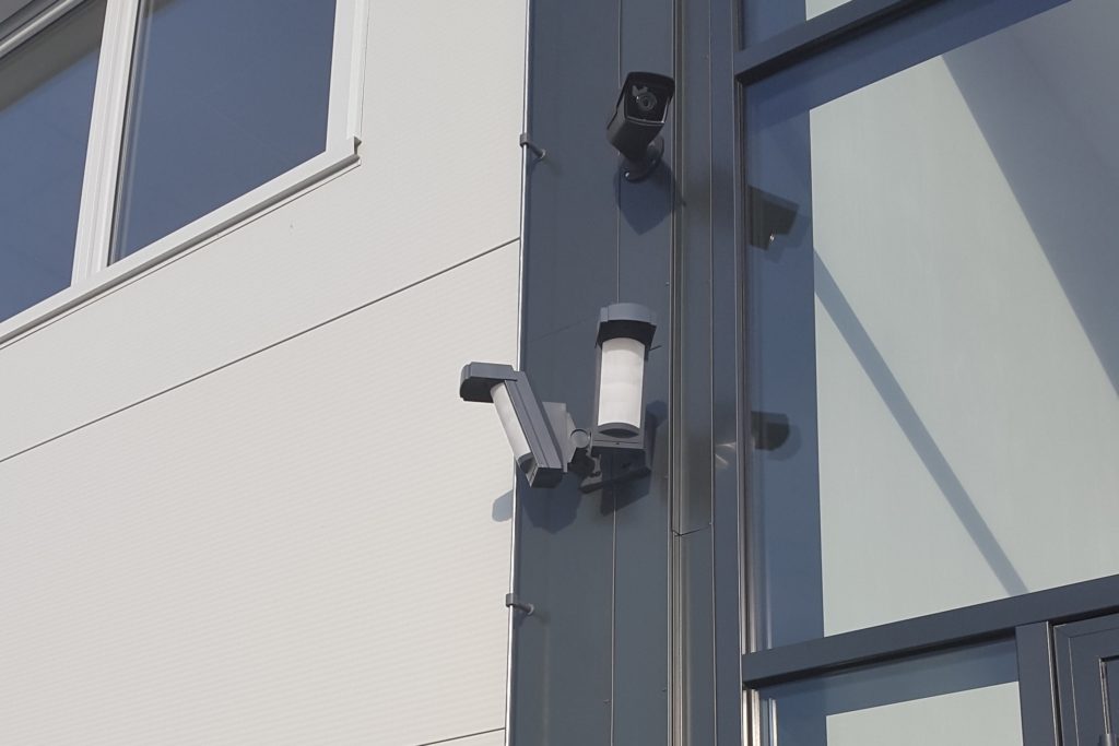 Venkovní snímače pohybu PIR a kamera CCTV